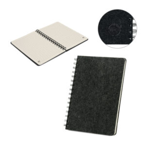CADERNO A5 DE CAPA SEMI-RÍGIDA EM FELTRO 100% RECICLADO, COM PÁGINAS PAUTADAS
