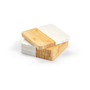 CONJUNTO DE 4 PORTA-COPOS EM MÁRMORE E BAMBU EM FORMATO QUADRADO